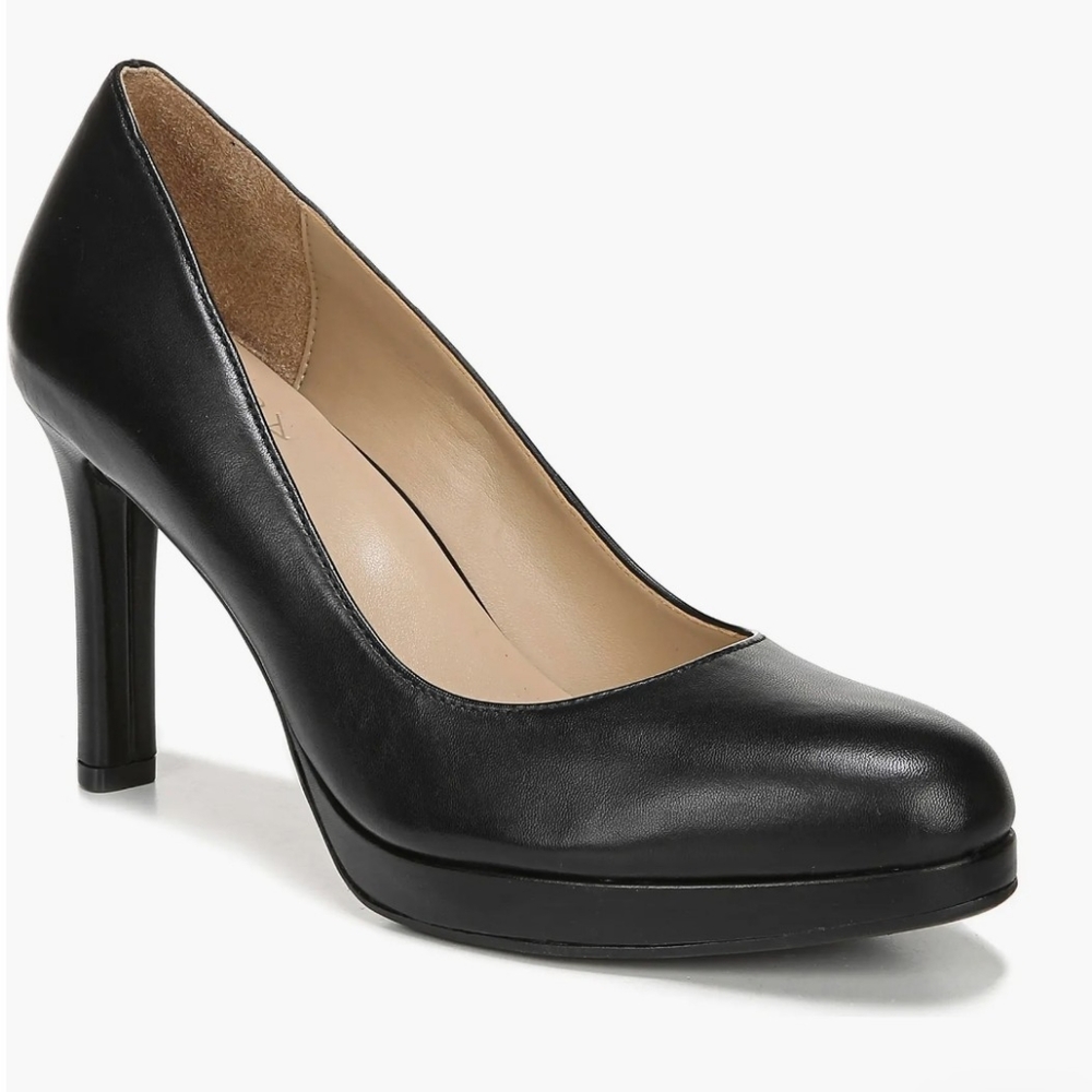 Naturalizer Teresa Black Closed Toed Heels.